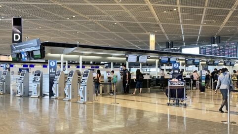 空港チェックインカウンター